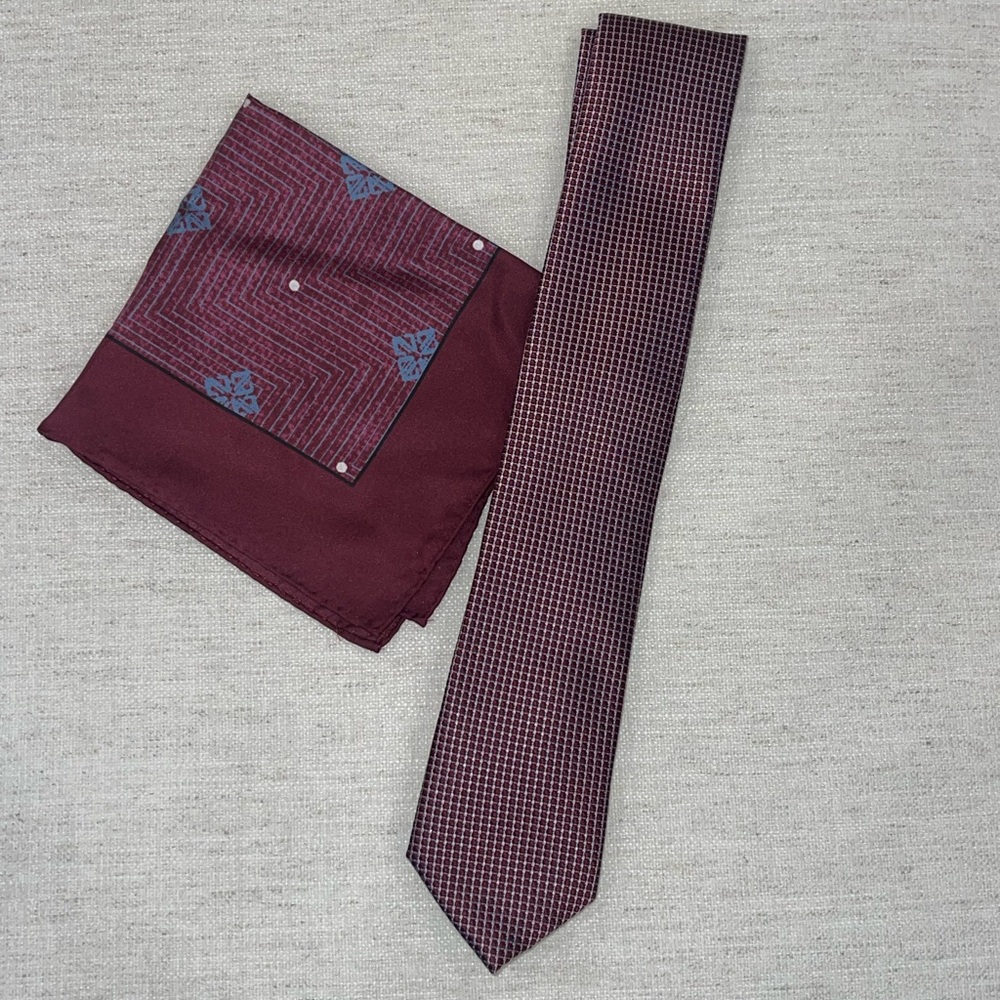 Brand New Men's Wearhouse Burgundy Tie and Pocket Square Set